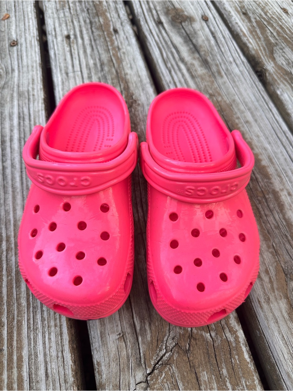 CROCS Kids Classic Shiny Clogs in Bright Pink, Size J4